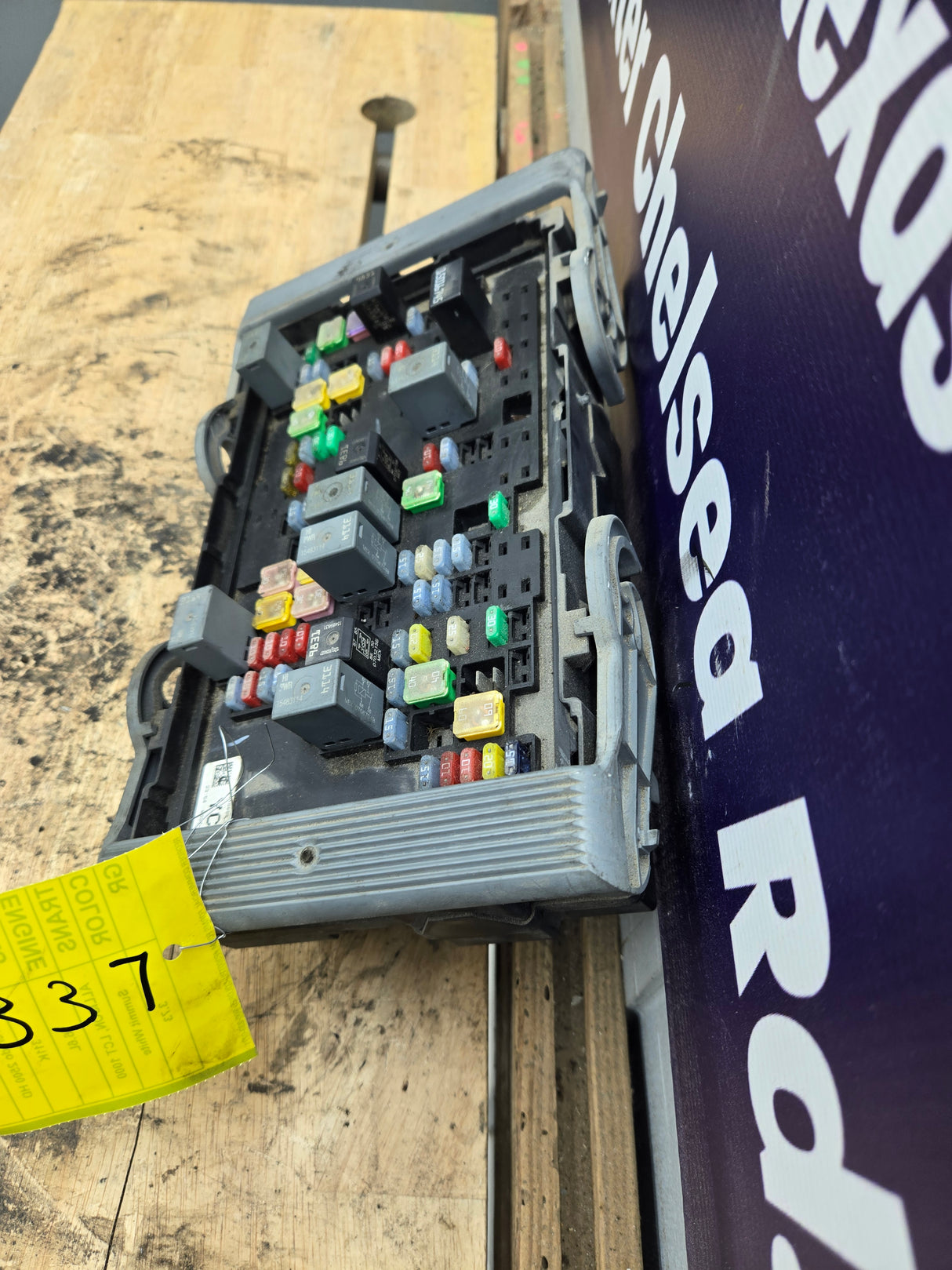 2007-2009 Chevrolet Silverado / GMC Sierra 2500 3500 Duramax Engine Bay Fuse Box - 15910898