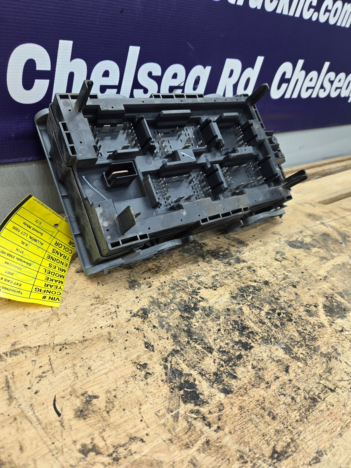 2007-2009 Chevrolet Silverado / GMC Sierra 2500 3500 Duramax Engine Bay Fuse Box - 15910898