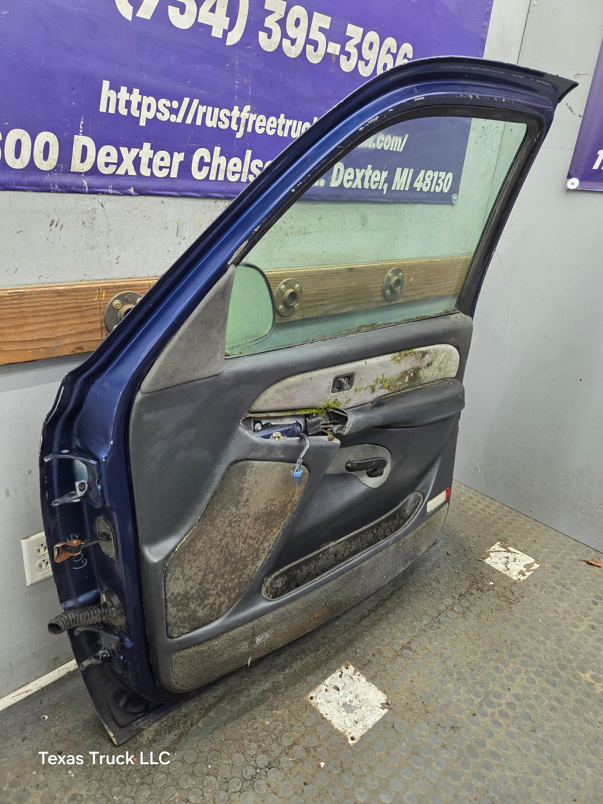 1999-2006 Chevrolet Silverado / GMC Sierra 1500 2500 3500 HD Front Passenger side Door RH
