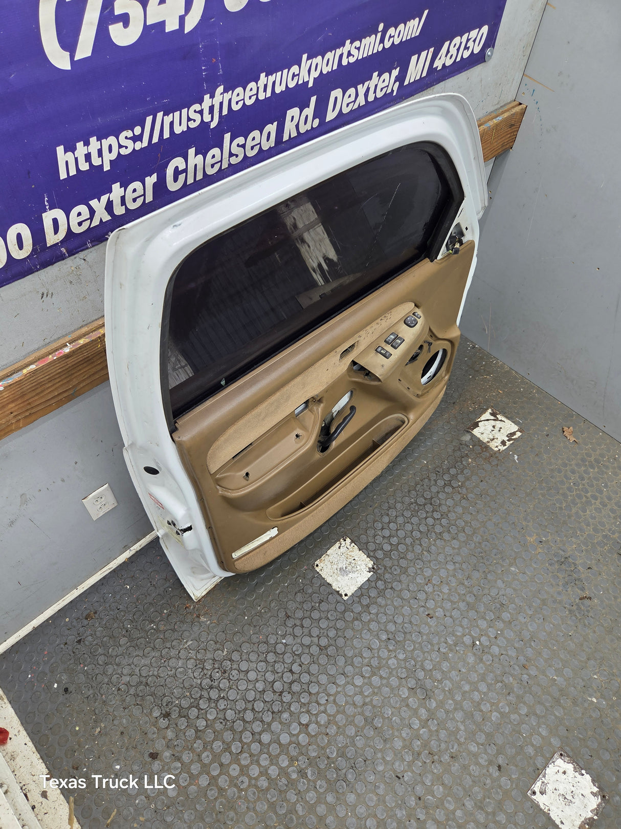1999-2006 Chevrolet Silverado / GMC Sierra 1500 2500 3500 HD Front Driver Side Door LH