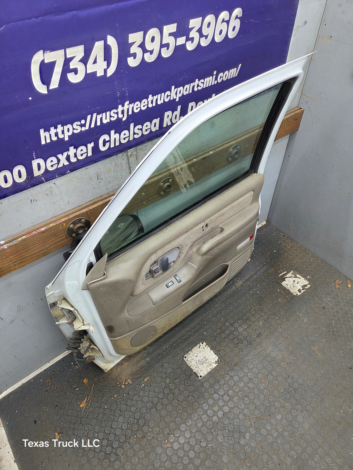1988-2000 Chevrolet Silverado Suburban GMC Sierra RH Front Passenger Door