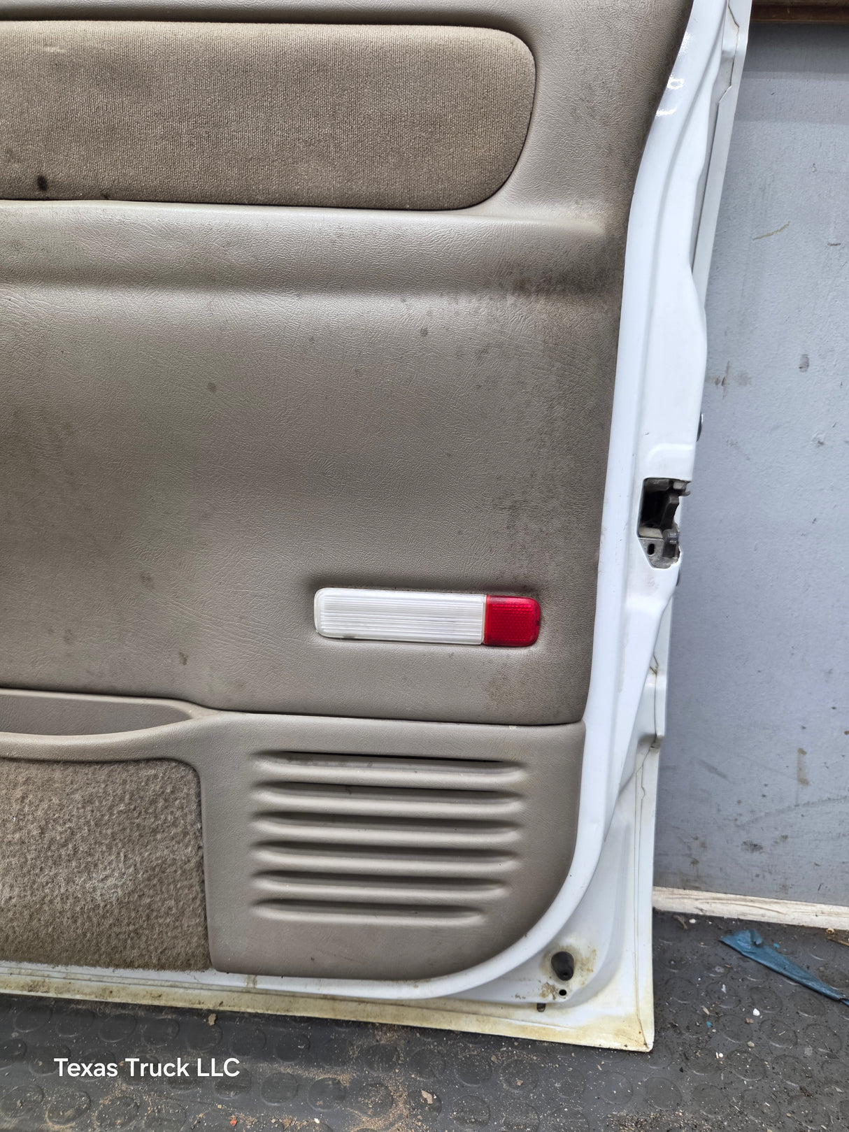 1988-2000 Chevrolet Silverado Suburban GMC Sierra RH Front Passenger Door