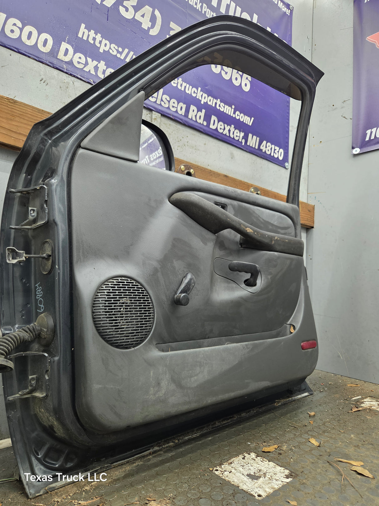 1999-2006 Chevrolet Silverado / GMC Sierra 1500 2500 3500 HD Front Passenger side Door RH