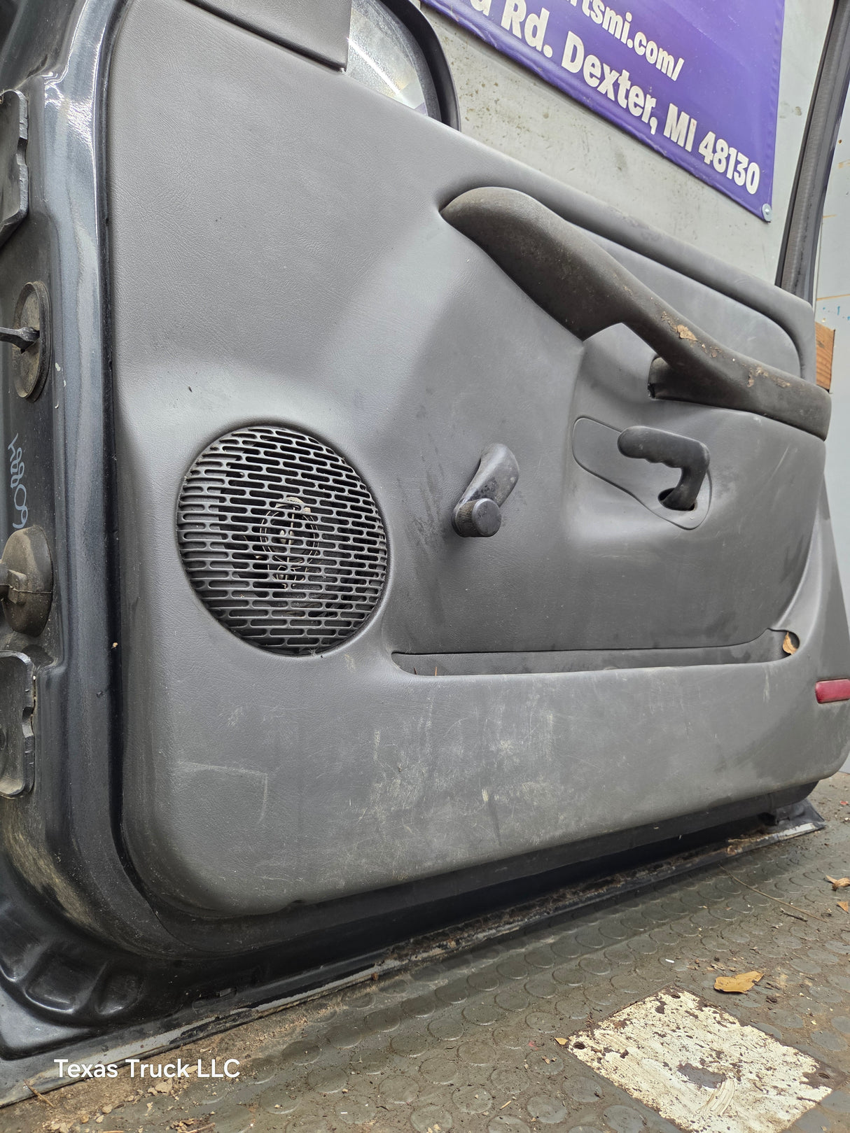 1999-2006 Chevrolet Silverado / GMC Sierra 1500 2500 3500 HD Front Passenger side Door RH
