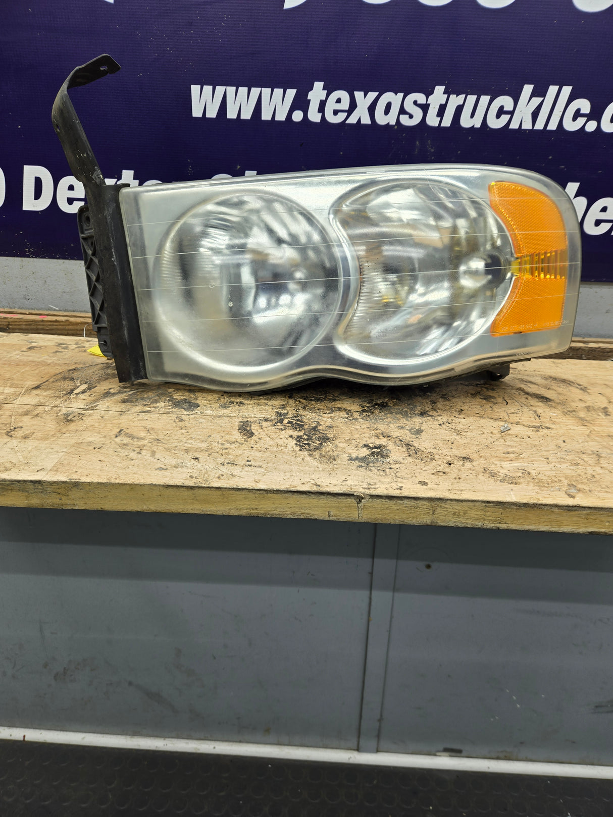 2002-2005 Dodge Ram 1500 2500 3500 LH Driver Side Headlight 55077121AD