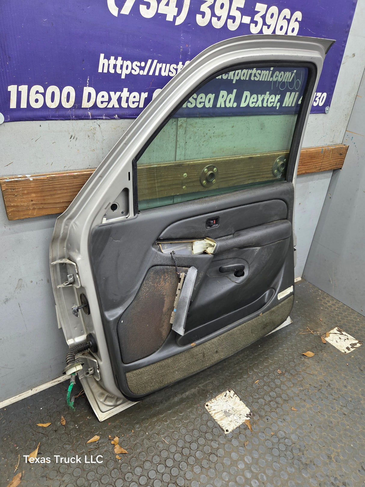 1999-2006 Chevrolet Silverado / GMC Sierra 1500 2500 3500 HD Front Passenger side Door RH