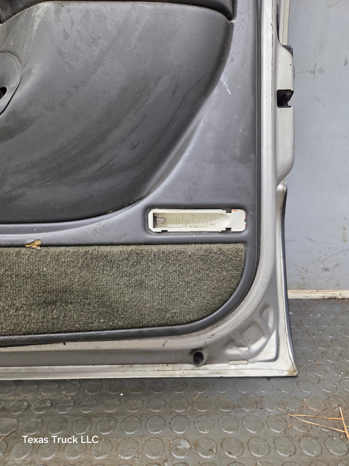 1999-2006 Chevrolet Silverado / GMC Sierra 1500 2500 3500 HD Front Passenger side Door RH
