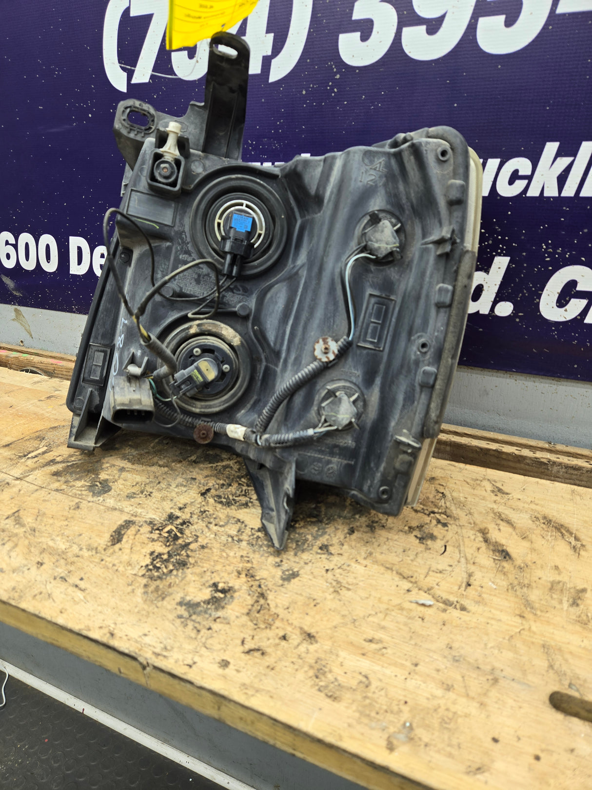 2007-2013 Chevrolet Silverado 1500 2500 3500 RH Passenger Side Halogen Headlight 25798851