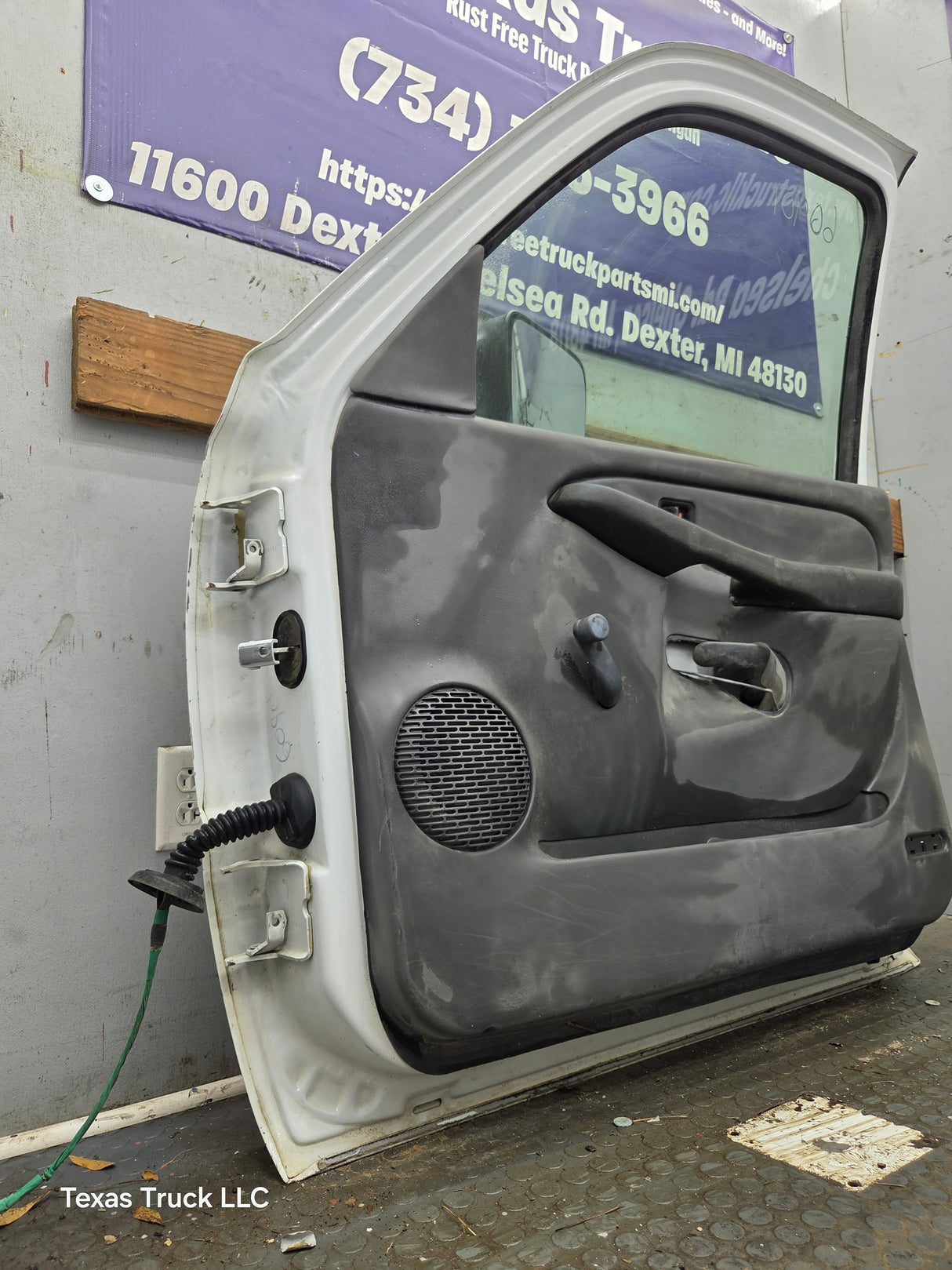 1999-2006 Chevrolet Silverado / GMC Sierra 1500 2500 3500 HD Front Passenger side Door RH