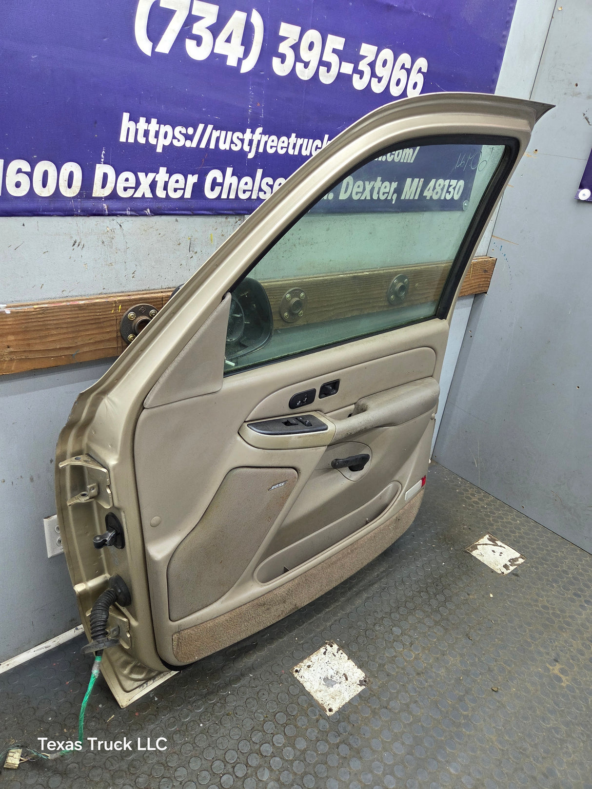 1999-2006 Chevrolet Silverado / GMC Sierra 1500 2500 3500 HD Front Passenger Side Door RH
