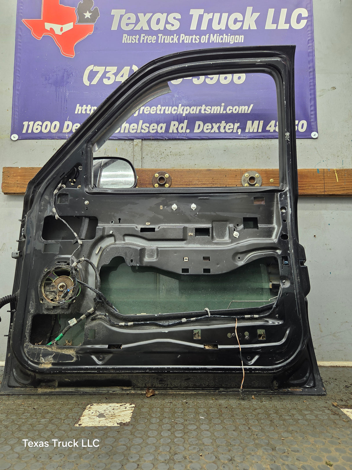 1999-2006 Chevrolet Silverado / GMC Sierra 1500 2500 3500 HD Front Passenger Side Door RH
