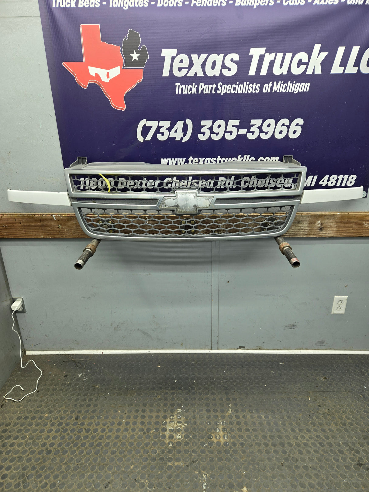 2003-2006 Chevrolet Silverado 1500 2500 3500 HD 'Cateye' Grill OEM - Chrome