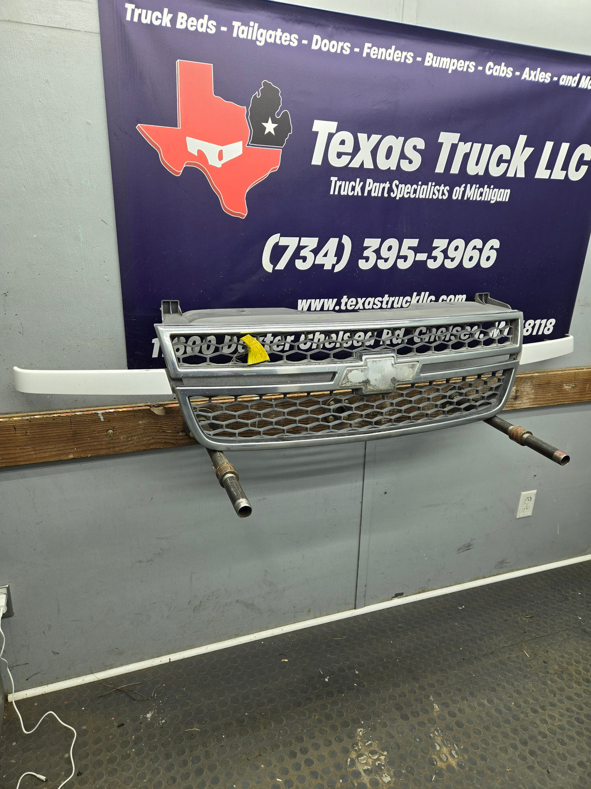 2003-2006 Chevrolet Silverado 1500 2500 3500 HD 'Cateye' Grill OEM - Chrome