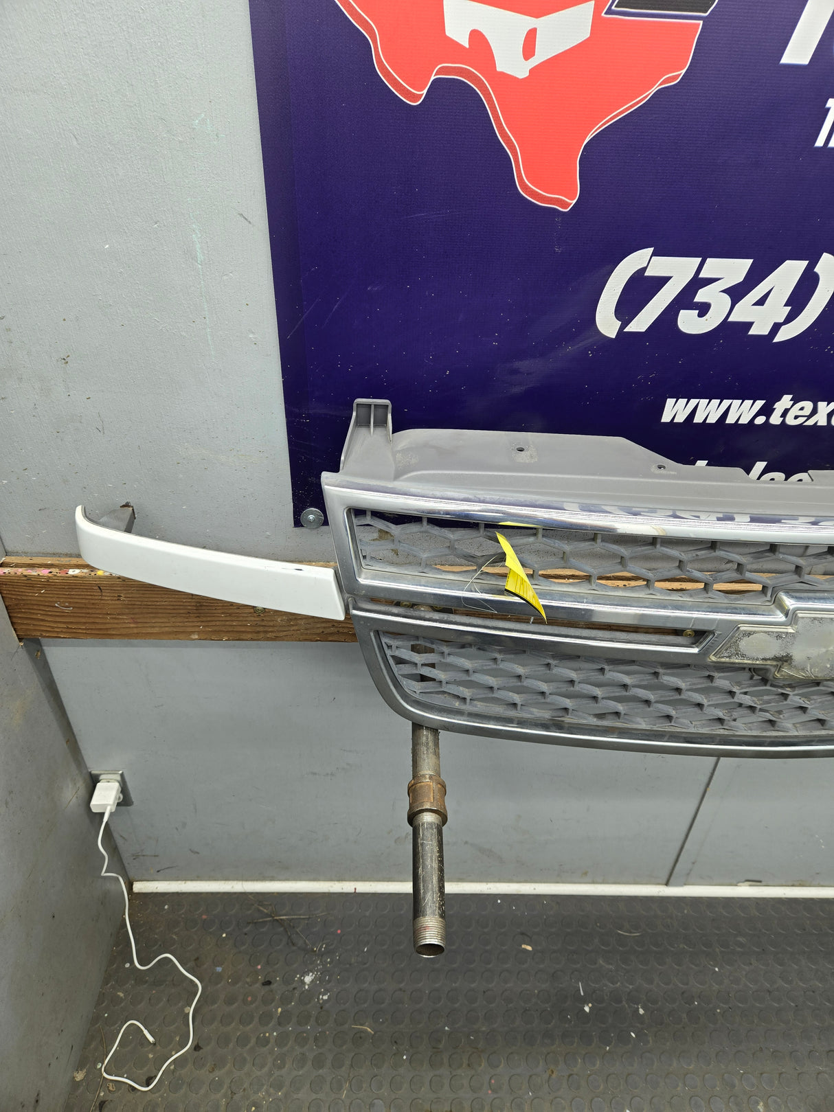 2003-2006 Chevrolet Silverado 1500 2500 3500 HD 'Cateye' Grill OEM - Chrome
