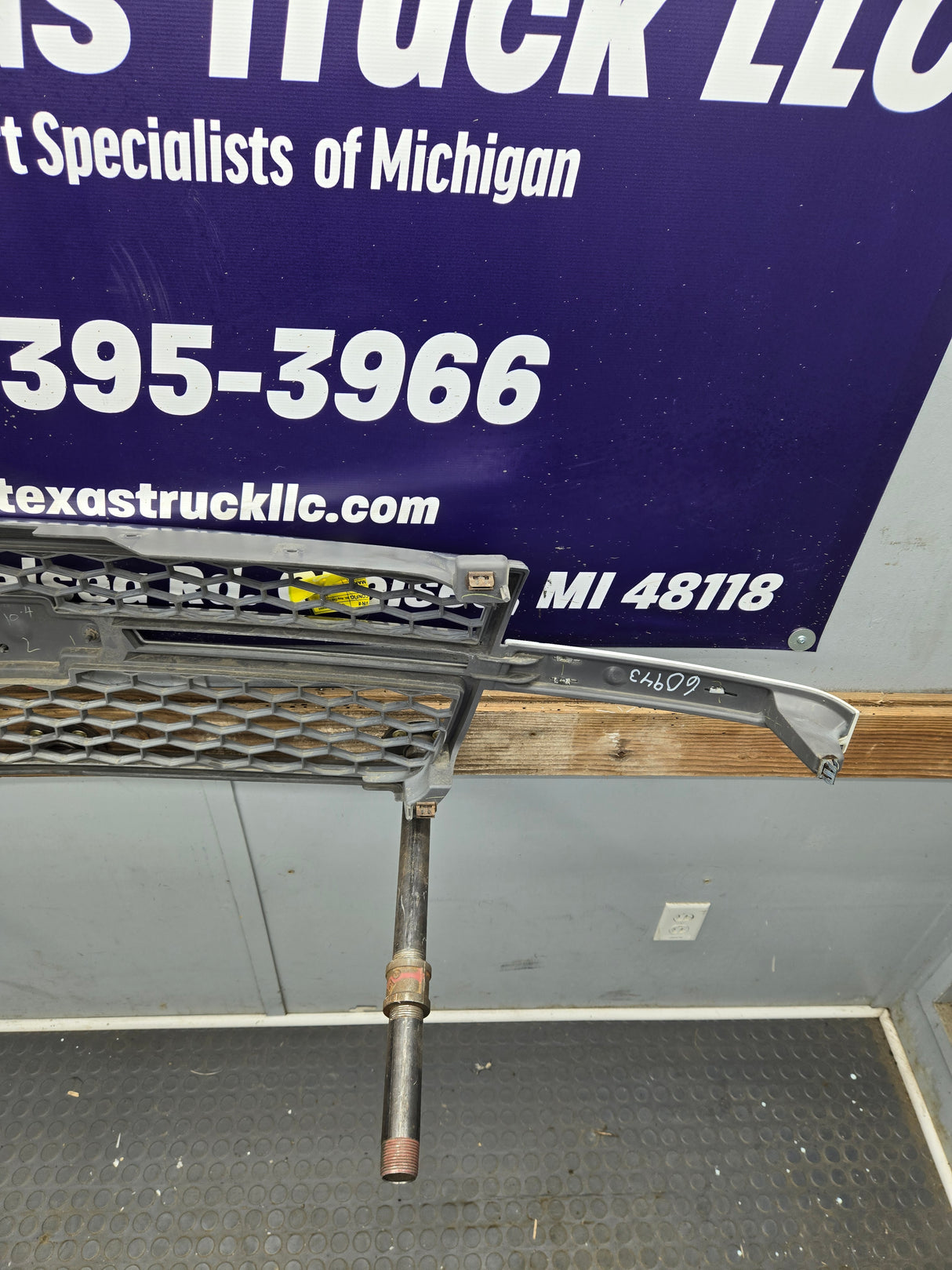 2003-2006 Chevrolet Silverado 1500 2500 3500 HD 'Cateye' Grill OEM - Chrome