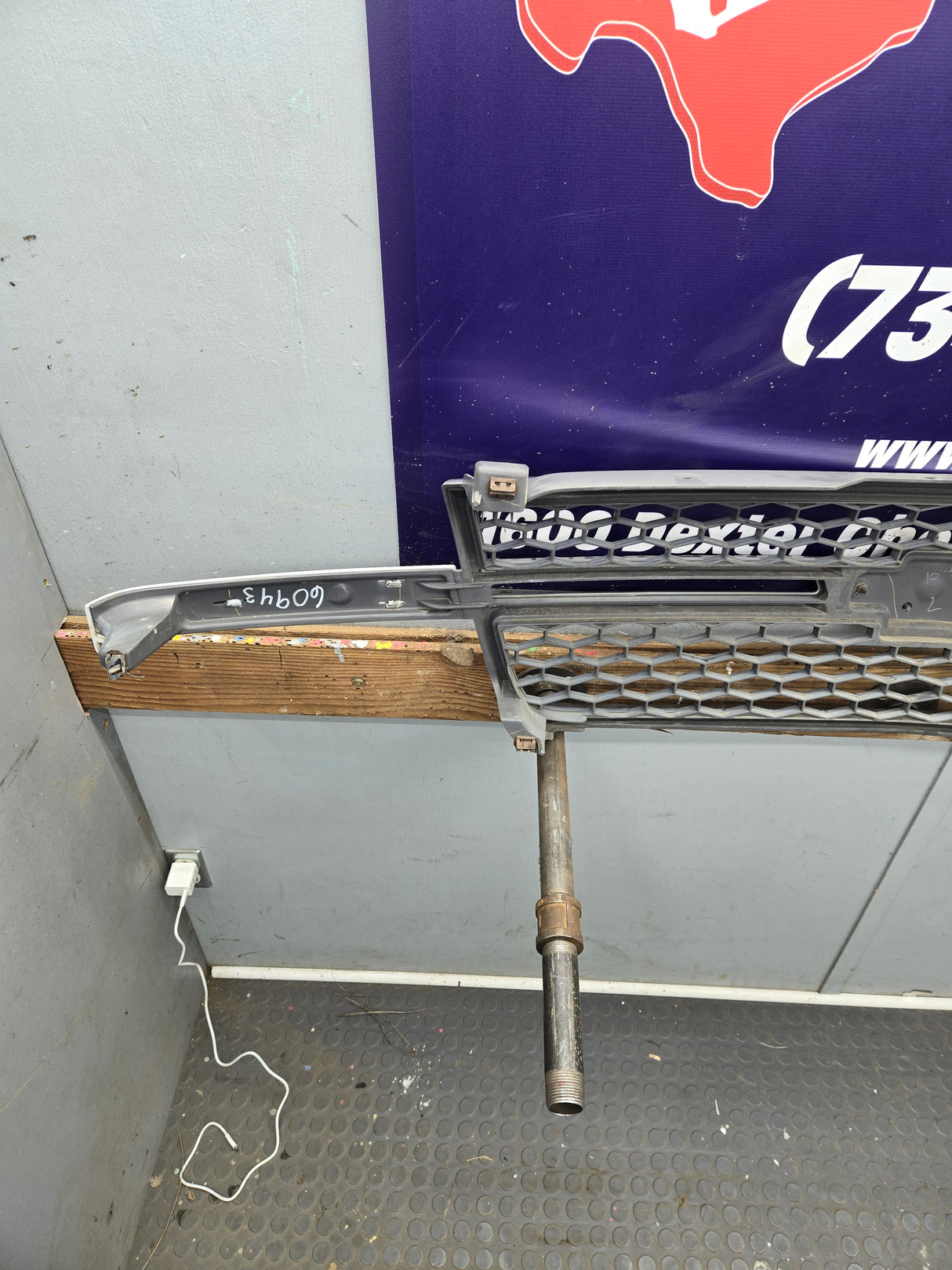 2003-2006 Chevrolet Silverado 1500 2500 3500 HD 'Cateye' Grill OEM - Chrome