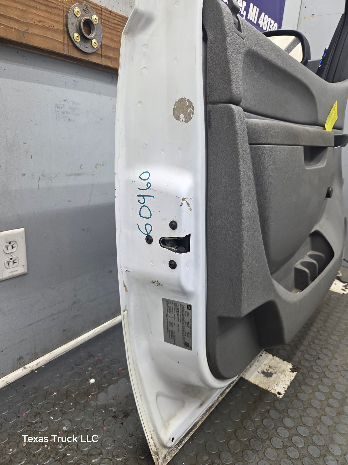 2007-2013 Chevrolet Silverado / GMC Sierra 1500 2500 3500 HD LH Front Driver Side Door