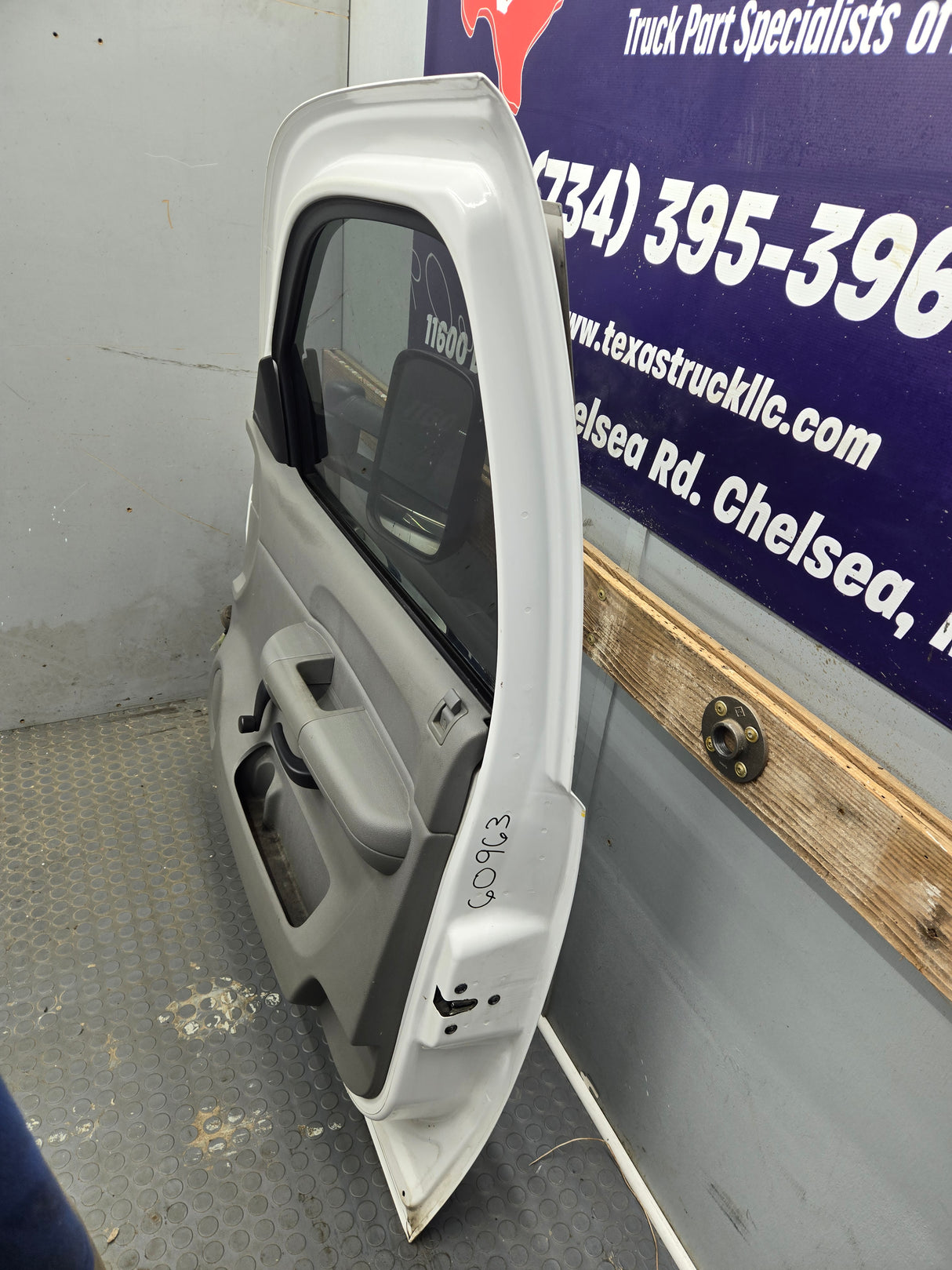 2007-2013 Chevrolet Silverado / GMC Sierra 1500 2500 3500 HD RH Front Passenger Side Door
