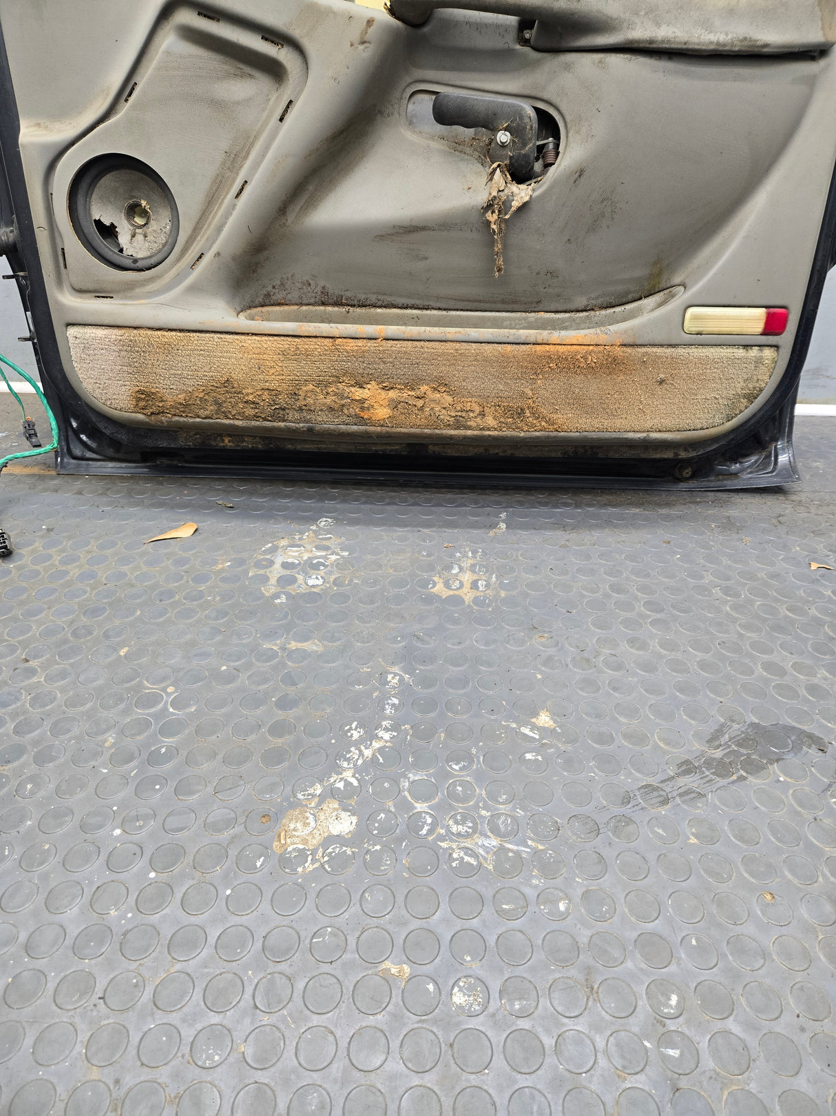 1999-2006 Chevrolet Silverado / GMC Sierra 1500 2500 3500 HD Front Passenger side Door RH