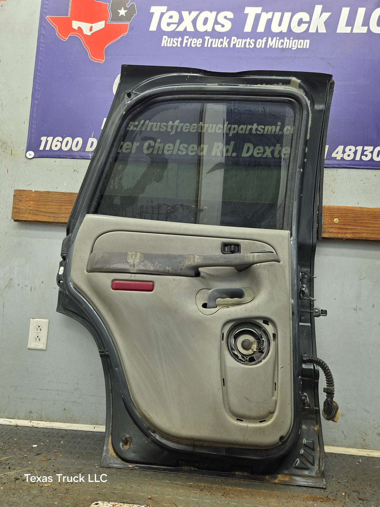 2001-2006 Chevrolet Tahoe / GMC Yukon 1500 2500HD Rear Driver Side Rear Door LH