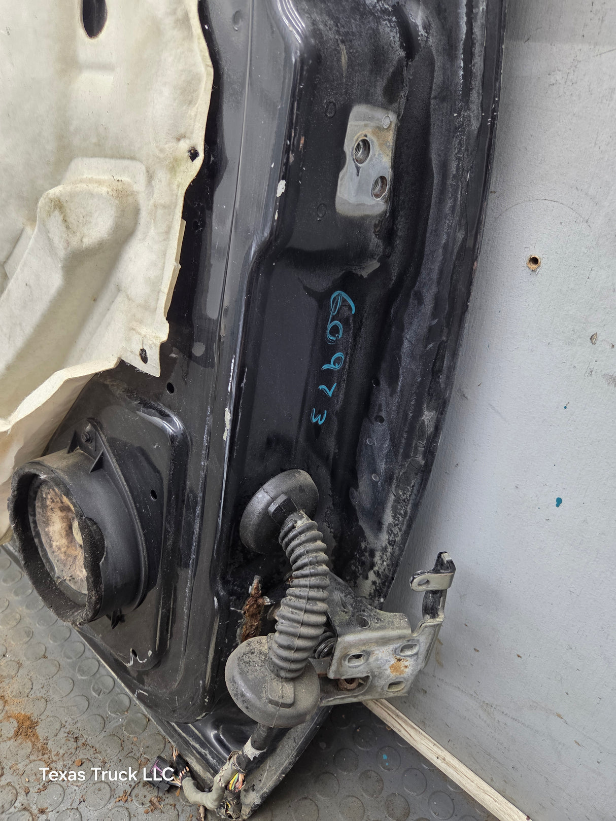 2007-2013 Chevrolet Silverado / GMC Sierra 1500 2500 3500 HD LH Front Driver Side Door