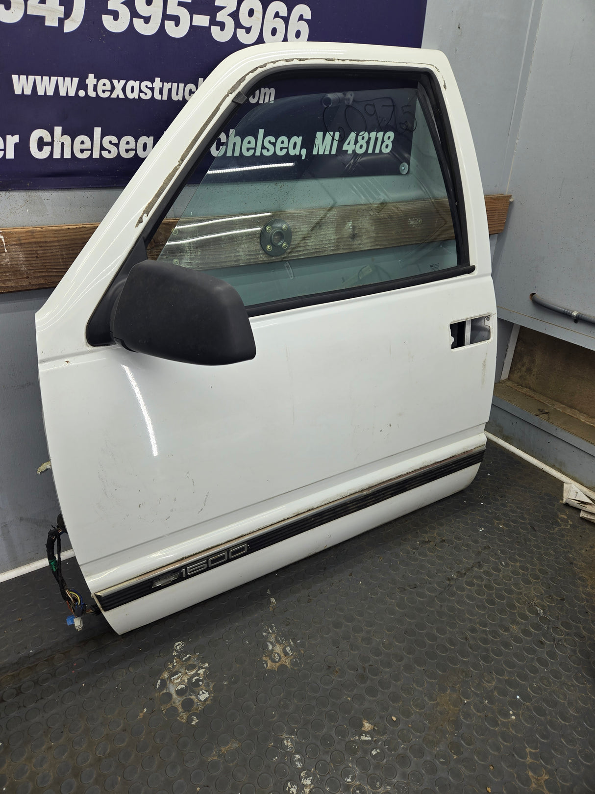 1988-2000 Chevrolet Silverado Suburban GMC Sierra LH Front Driver Side Door