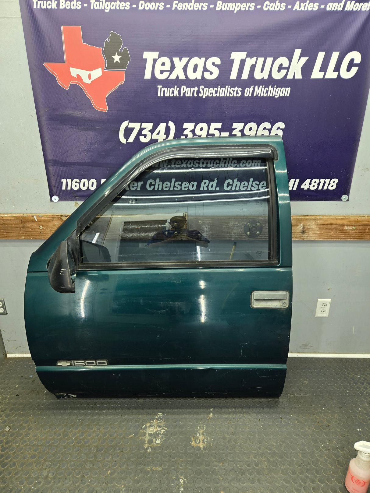 1988-2000 Chevrolet Silverado Suburban GMC Sierra LH Front Driver Side Door