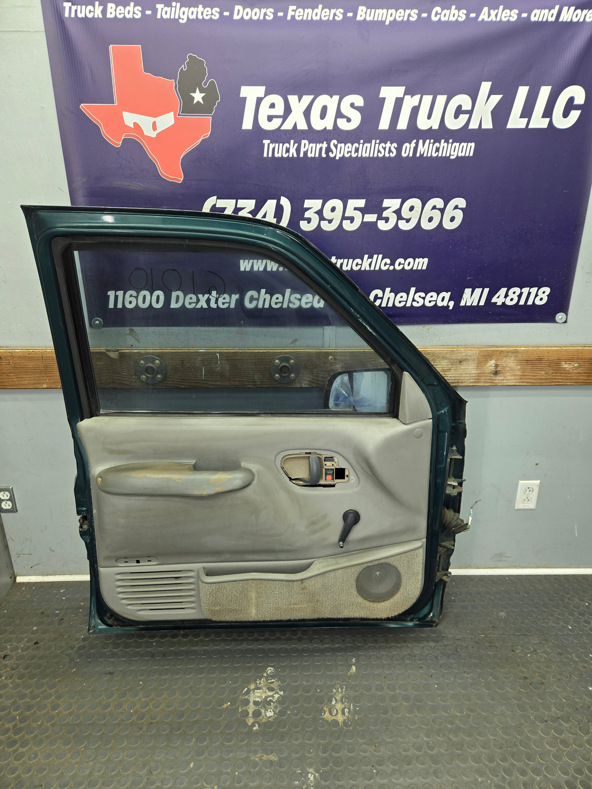 1988-2000 Chevrolet Silverado Suburban GMC Sierra LH Front Driver Side Door