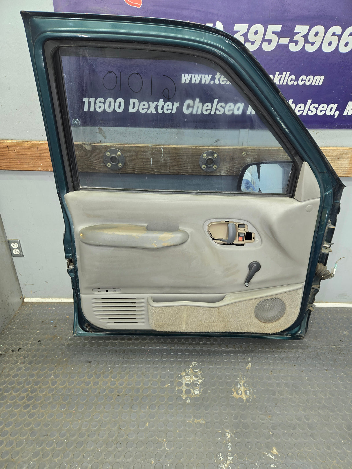 1988-2000 Chevrolet Silverado Suburban GMC Sierra LH Front Driver Side Door
