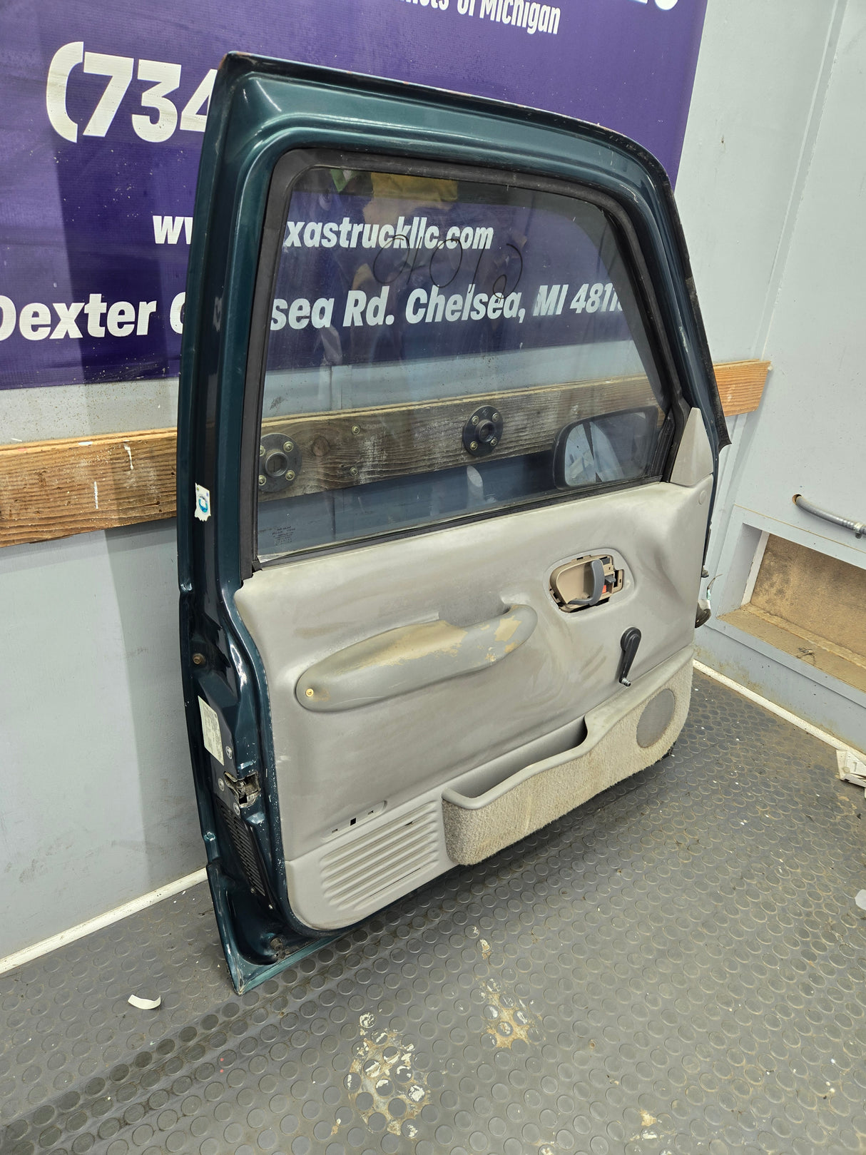 1988-2000 Chevrolet Silverado Suburban GMC Sierra LH Front Driver Side Door