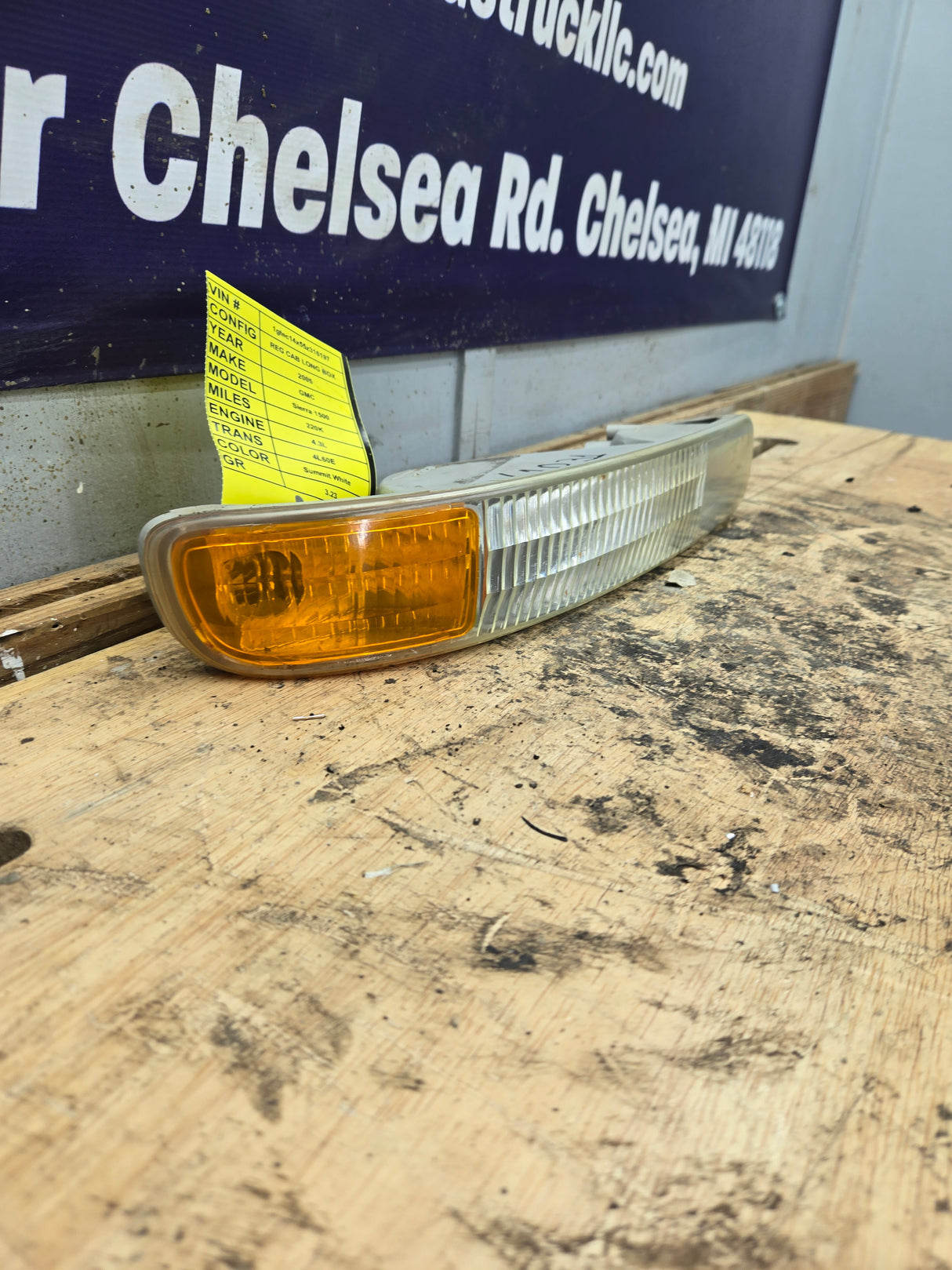 1999-2007 GMC Sierra Yukon 1500 2500 3500 RH Passenger Side Turn Signal Parking Light Assembly 16524676