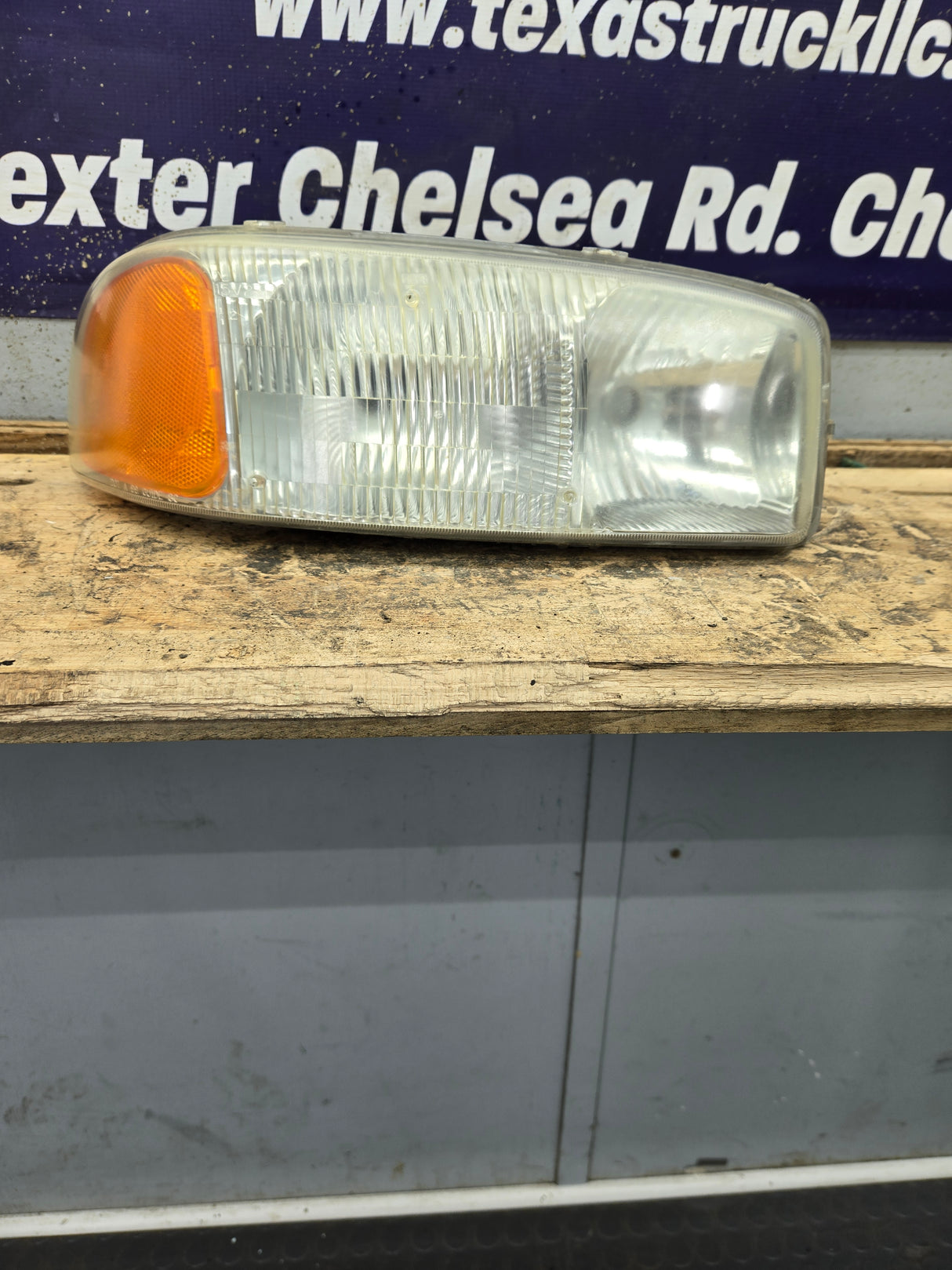 1999-2007 GMC Sierra Yukon 1500 2500 3500 RH Passenger Side Headlight Assembly 16524544
