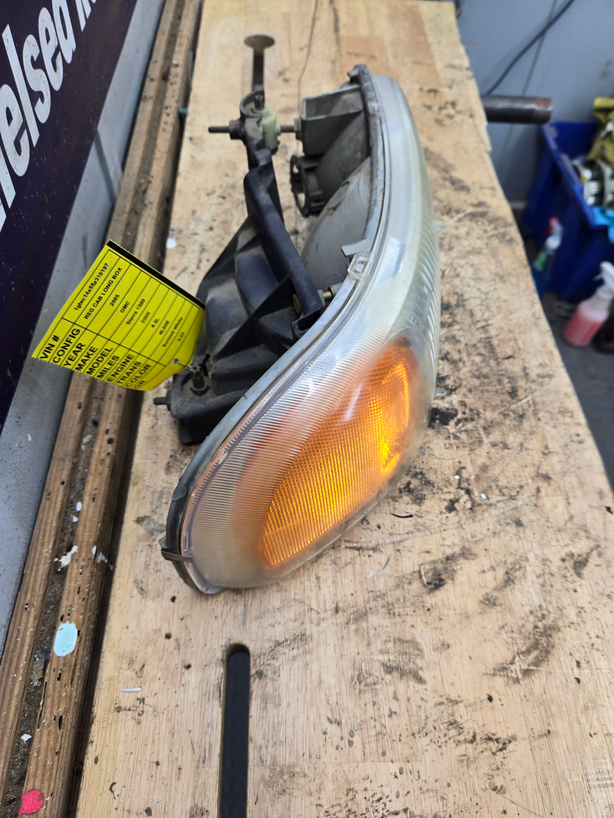 1999-2007 GMC Sierra Yukon 1500 2500 3500 RH Passenger Side Headlight Assembly 16524544