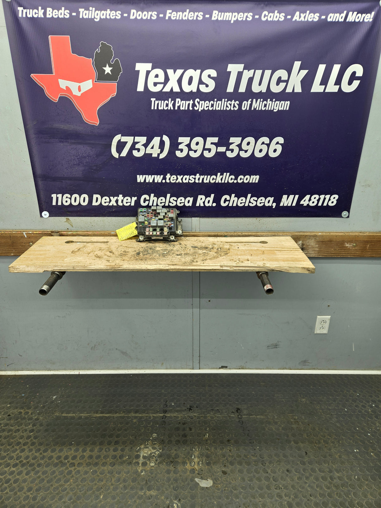 2003-2005 Chevrolet Silverado / GMC Sierra 1500 250 3500 Engine Bay Fuse Box - 15201928