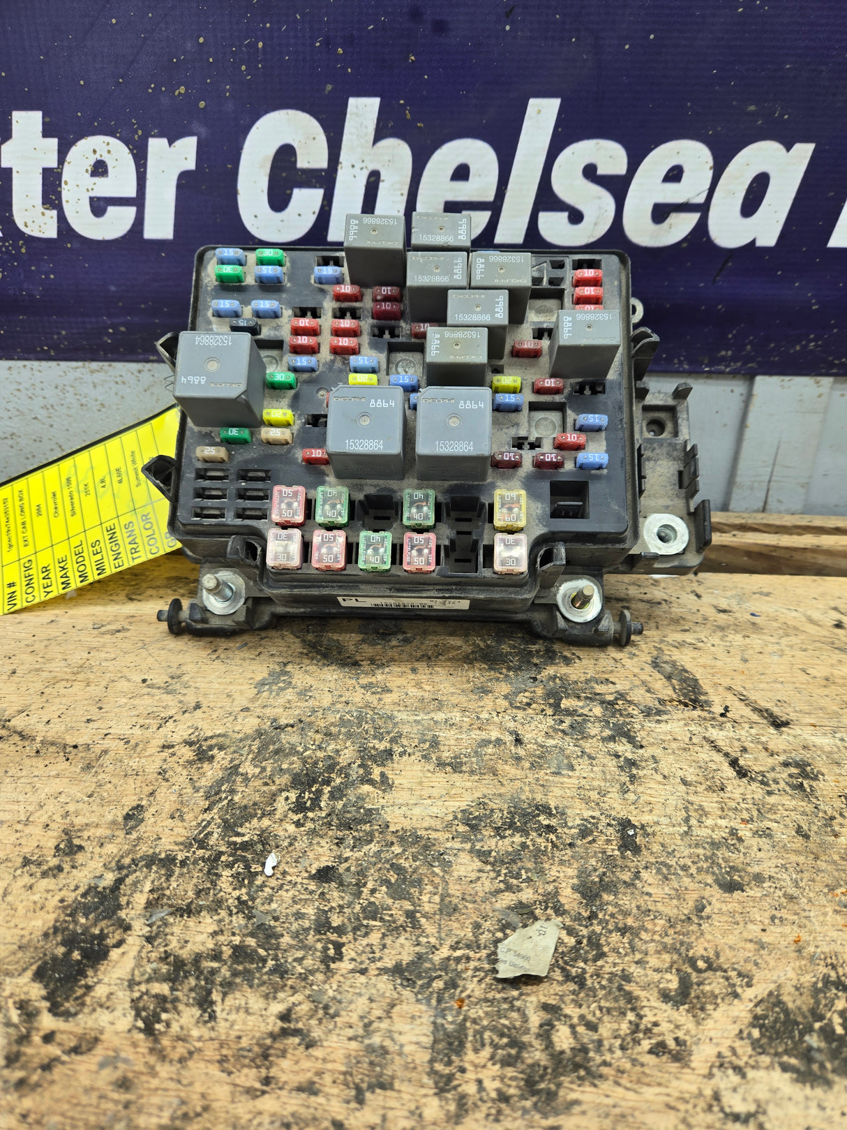 2003-2005 Chevrolet Silverado / GMC Sierra 1500 250 3500 Engine Bay Fuse Box - 15201928