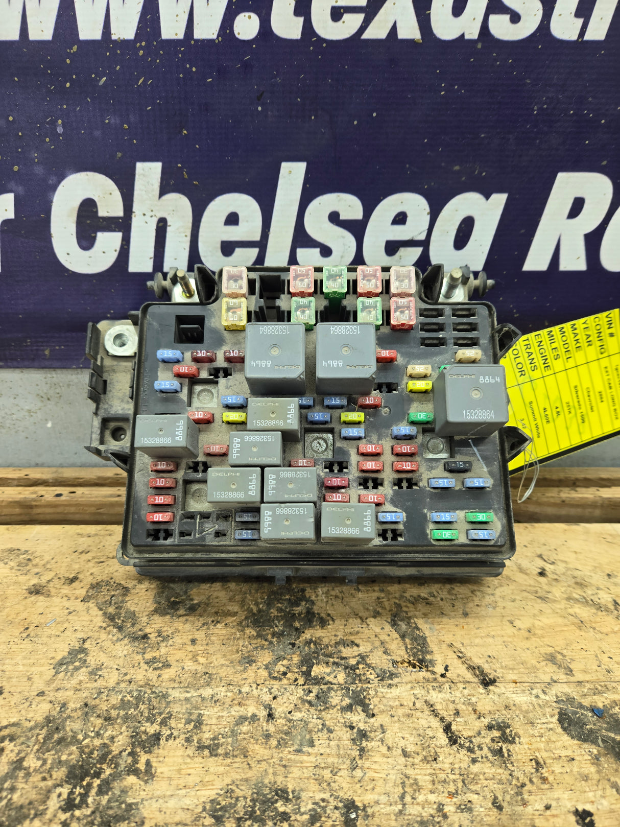 2003-2005 Chevrolet Silverado / GMC Sierra 1500 250 3500 Engine Bay Fuse Box - 15201928