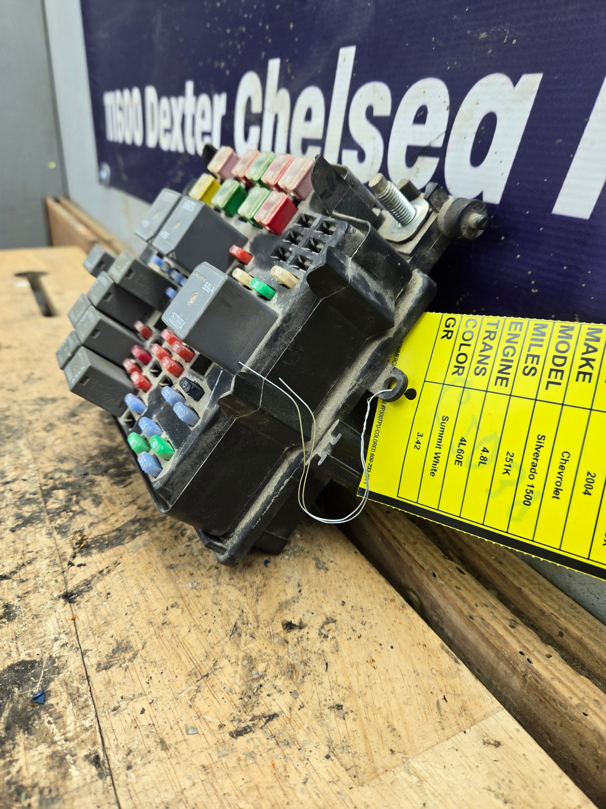 2003-2005 Chevrolet Silverado / GMC Sierra 1500 250 3500 Engine Bay Fuse Box - 15201928