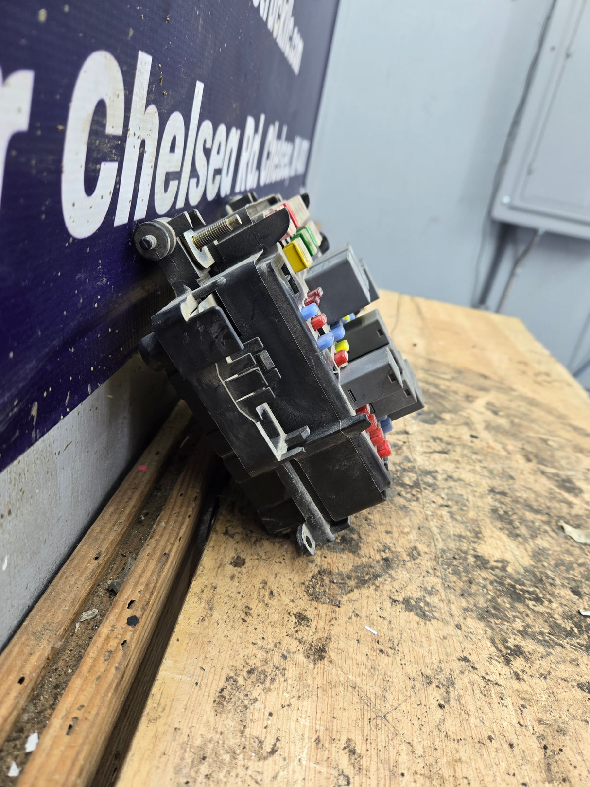 2003-2005 Chevrolet Silverado / GMC Sierra 1500 250 3500 Engine Bay Fuse Box - 15201928
