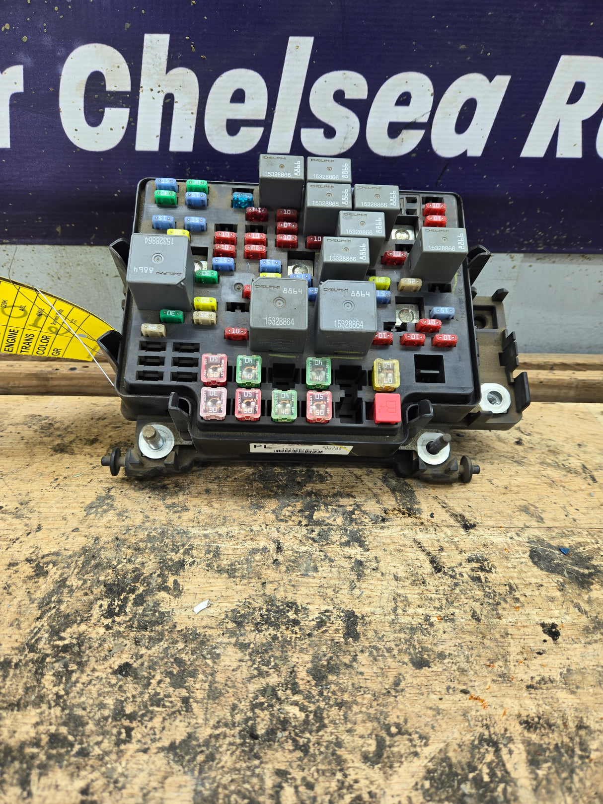 2003-2005 Chevrolet Silverado / GMC Sierra 1500 250 3500 Engine Bay Fuse Box - 15115615