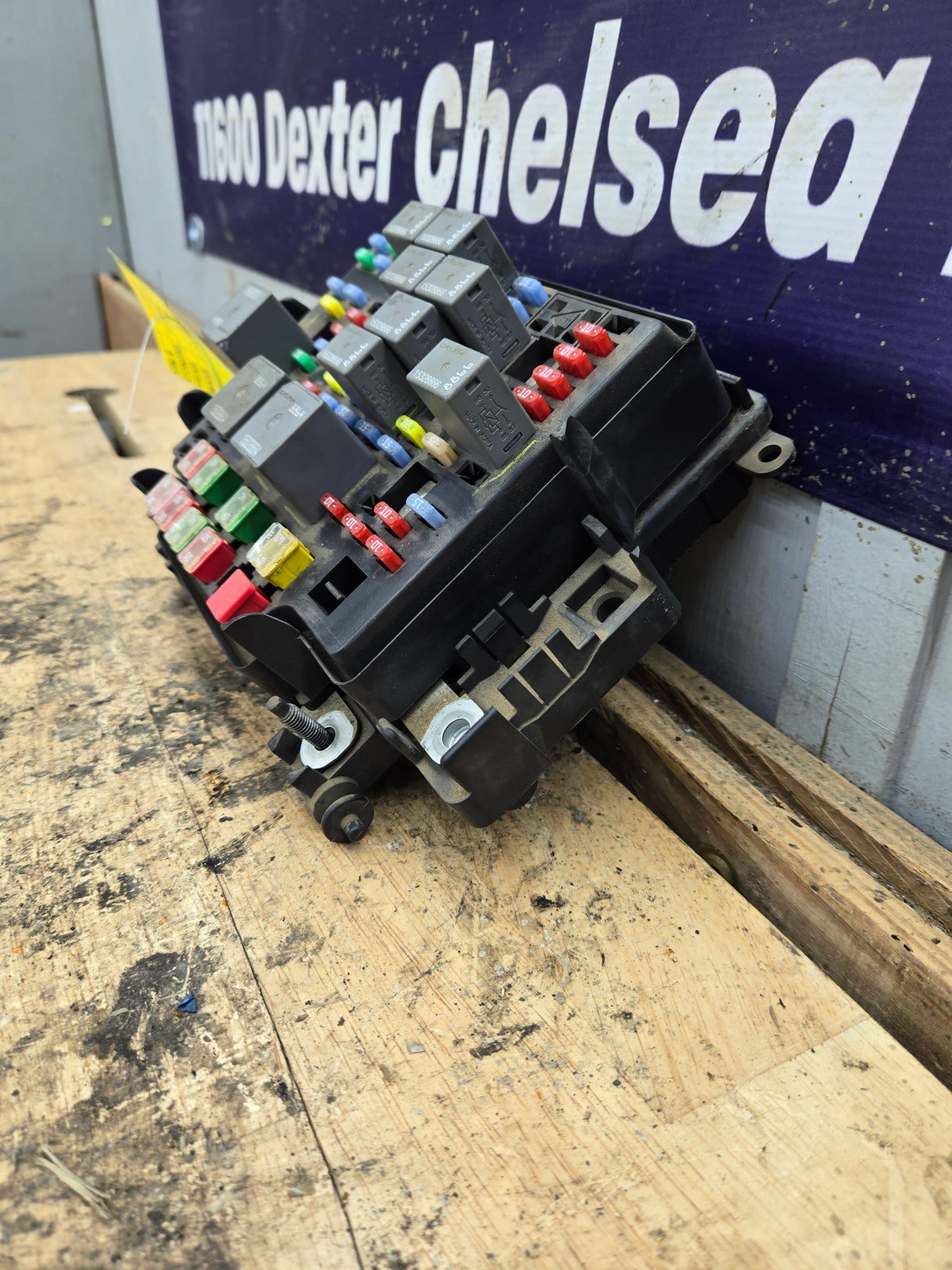 2003-2005 Chevrolet Silverado / GMC Sierra 1500 250 3500 Engine Bay Fuse Box - 15115615