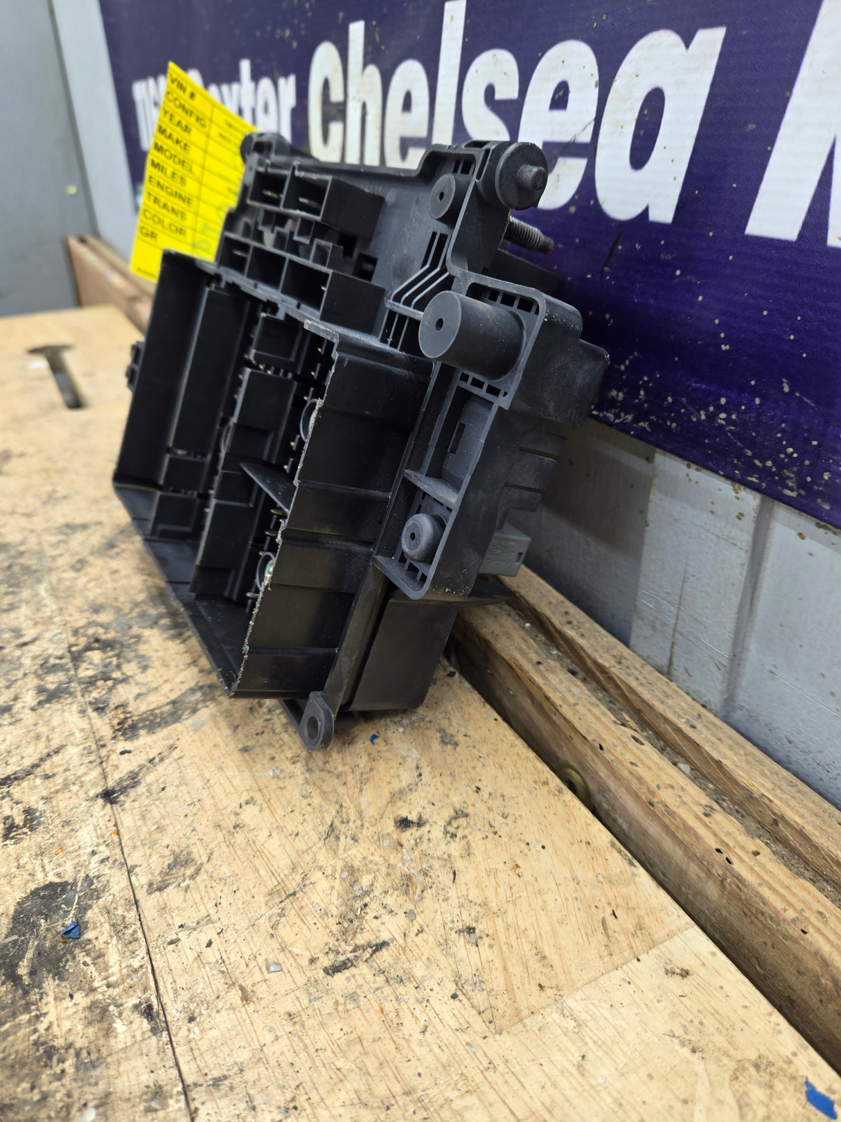 2003-2005 Chevrolet Silverado / GMC Sierra 1500 250 3500 Engine Bay Fuse Box - 15115615