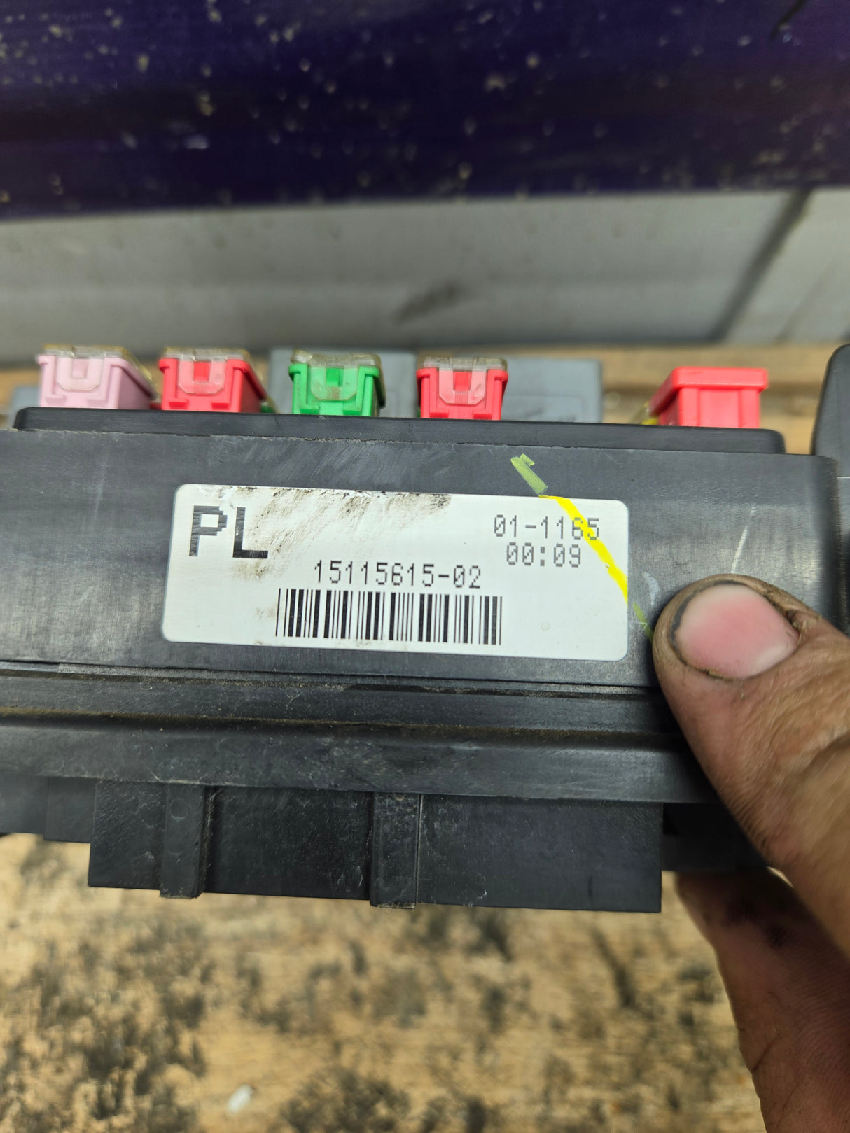2003-2005 Chevrolet Silverado / GMC Sierra 1500 250 3500 Engine Bay Fuse Box - 15115615