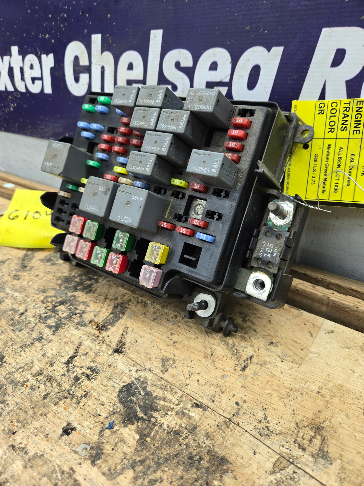 2006-2007 Chevrolet Silverado / GMC Sierra 250 3500 6.6L Engine Bay Fuse Box - 15216917