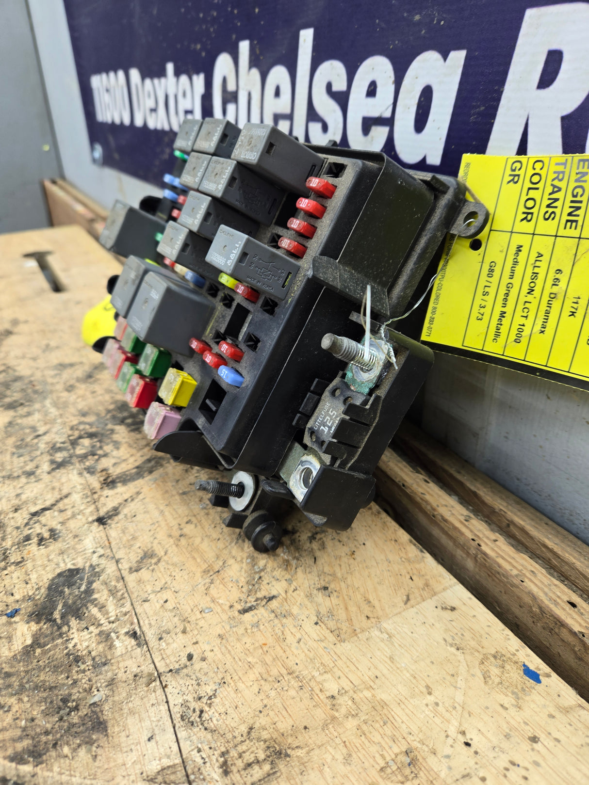 2006-2007 Chevrolet Silverado / GMC Sierra 250 3500 6.6L Engine Bay Fuse Box - 15216917