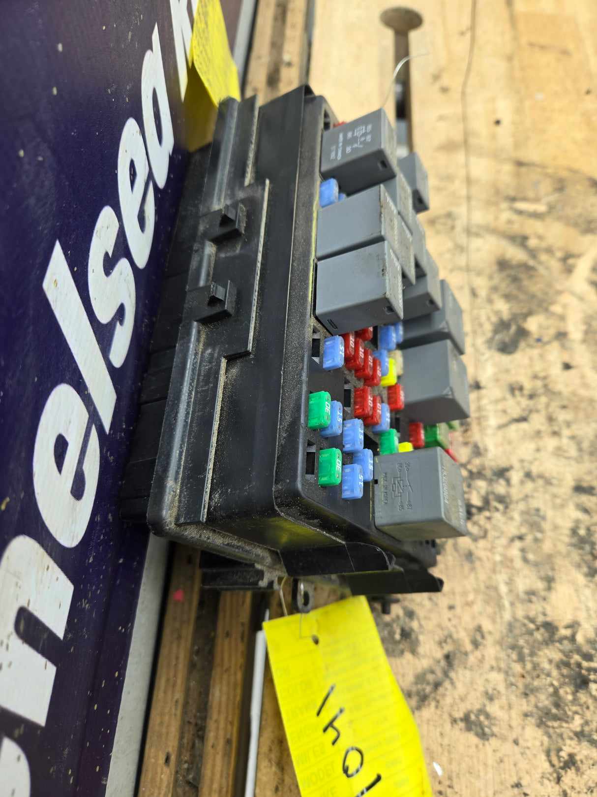 2006-2007 Chevrolet Silverado / GMC Sierra 250 3500 6.6L Engine Bay Fuse Box - 15216917