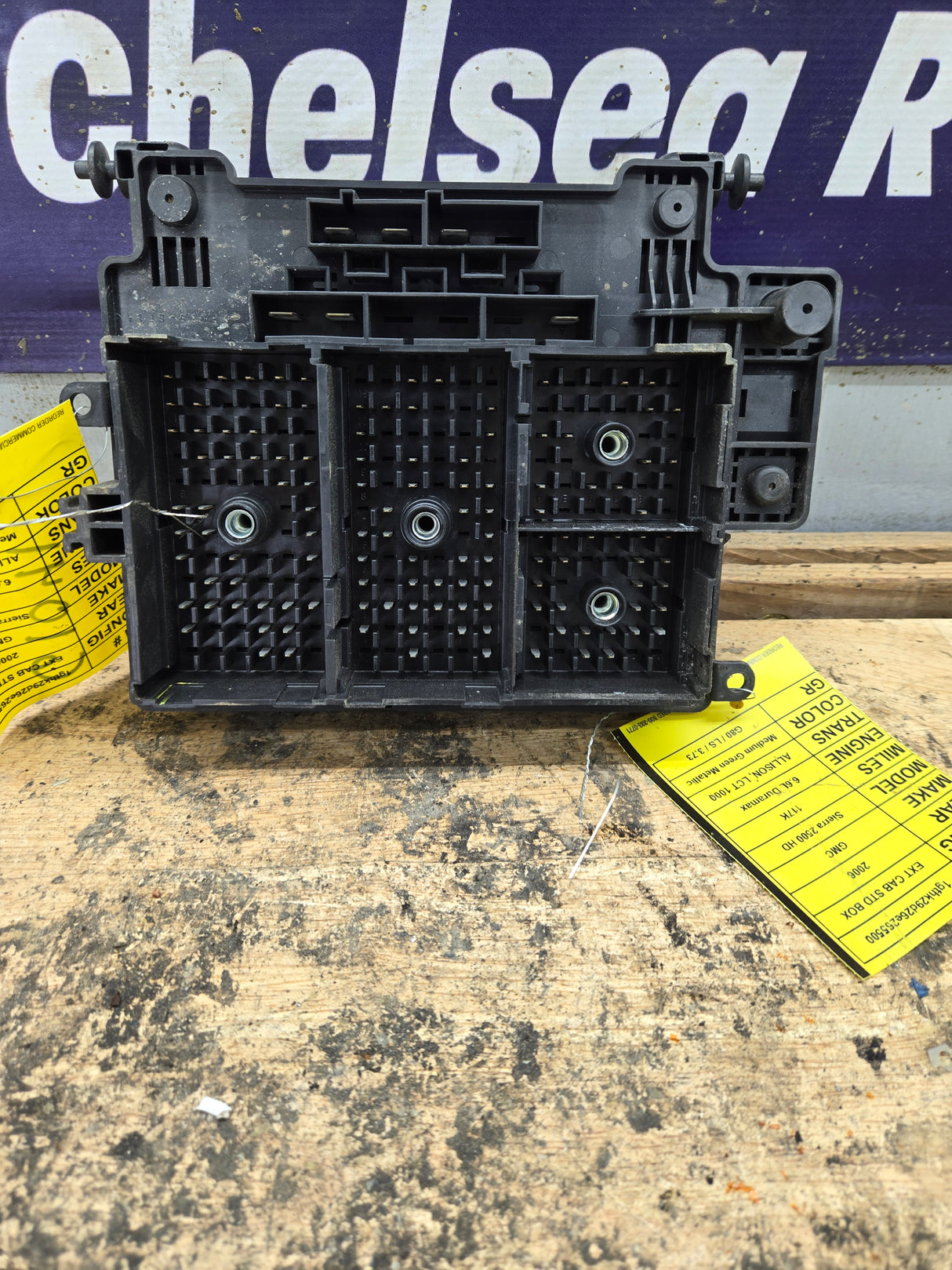 2006-2007 Chevrolet Silverado / GMC Sierra 250 3500 6.6L Engine Bay Fuse Box - 15216917