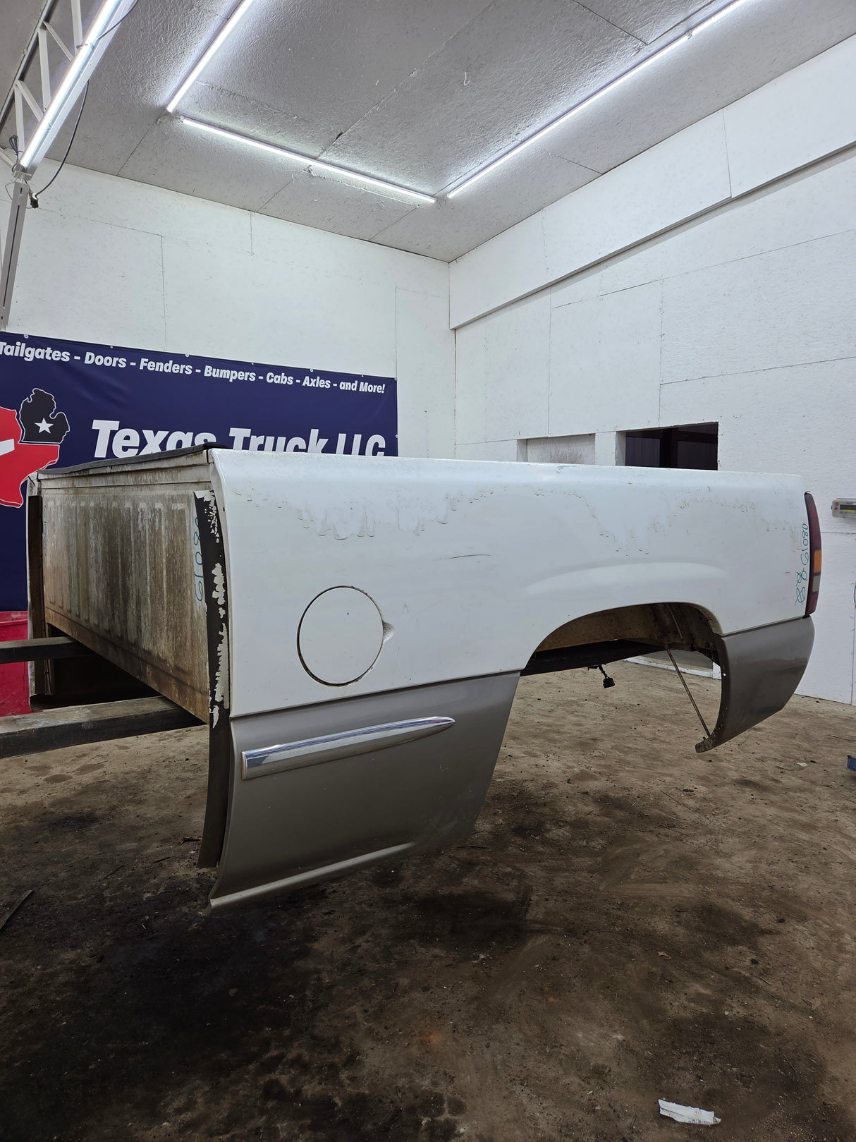 1999-2007 Chevrolet Silverado / GMC Sierra 1500 2500HD 3500HD 6' 6" Short Truck Bed