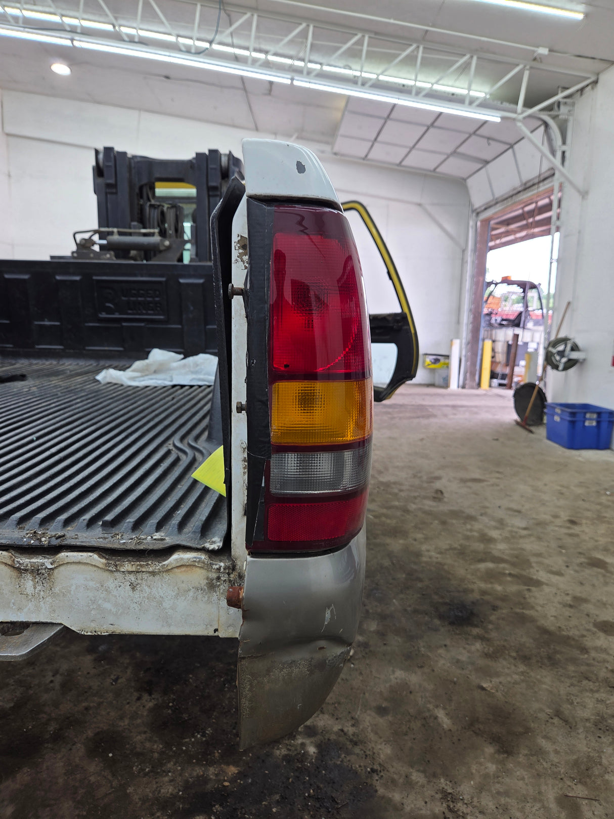 1999-2007 Chevrolet Silverado / GMC Sierra 1500 2500HD 3500HD 6' 6" Short Truck Bed