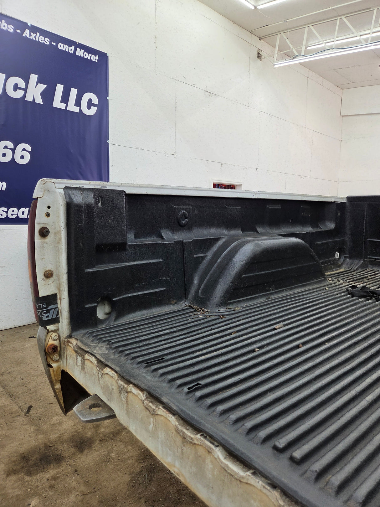 1999-2007 Chevrolet Silverado / GMC Sierra 1500 2500HD 3500HD 6' 6" Short Truck Bed