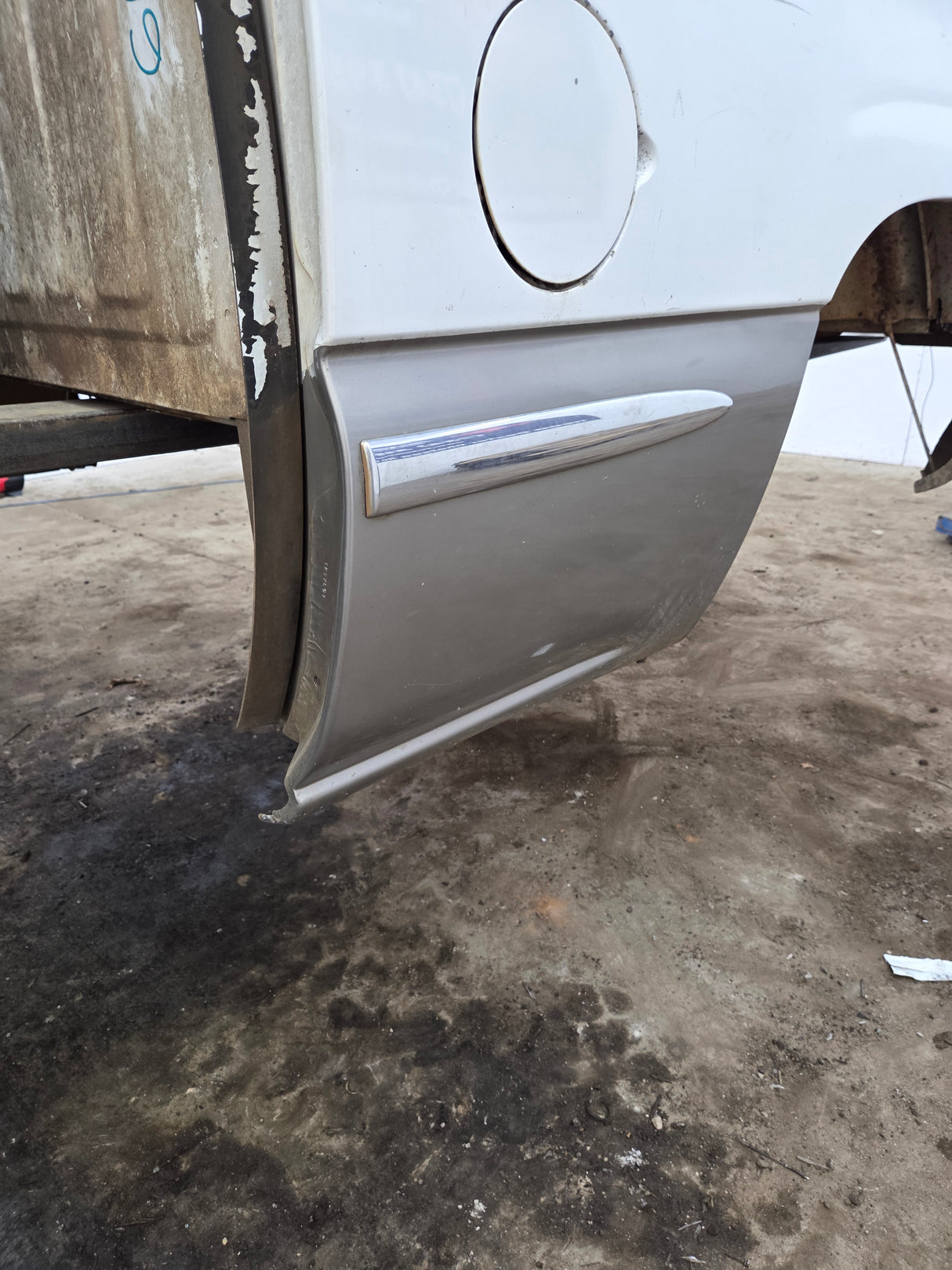 1999-2007 Chevrolet Silverado / GMC Sierra 1500 2500HD 3500HD 6' 6" Short Truck Bed